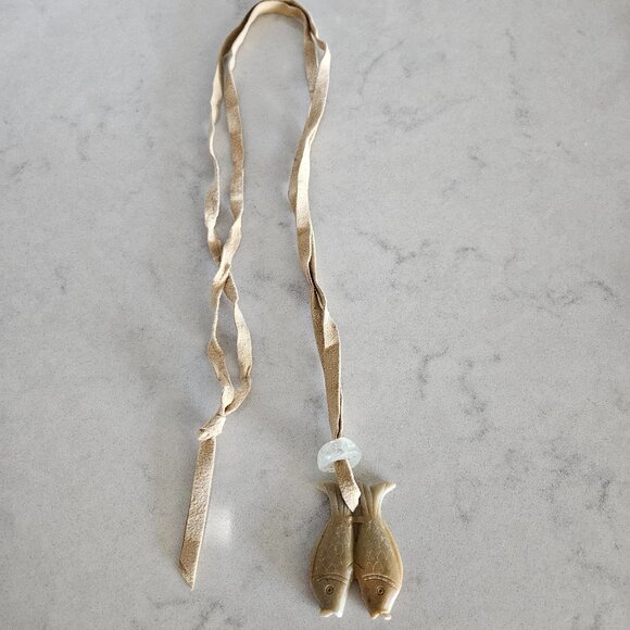 ASIAN NATURAL GREEN & BROWN JADEITE TWO-SIDED FISH PENDANT WITH CHAMOIS NECKLACE - Picture 6 of 16